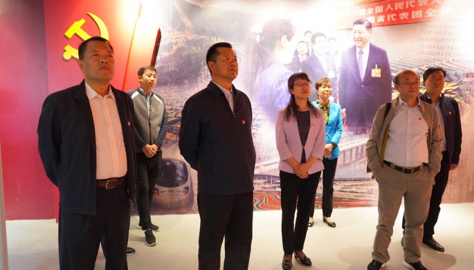 集團(tuán)公司開展“不忘初心、牢記使命”主題黨日活動 <br/> — 參觀主題教育檔案文獻(xiàn)展